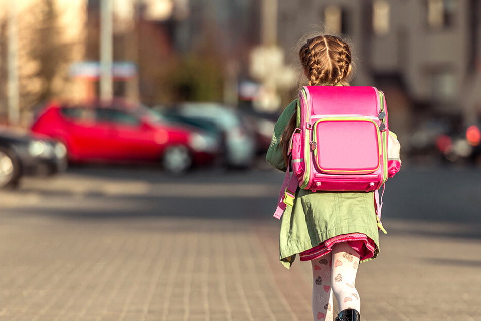 Nahe Dresden soll ein unbekannter Mann Kinder angesprochen haben. Die Polizei ermittelt.