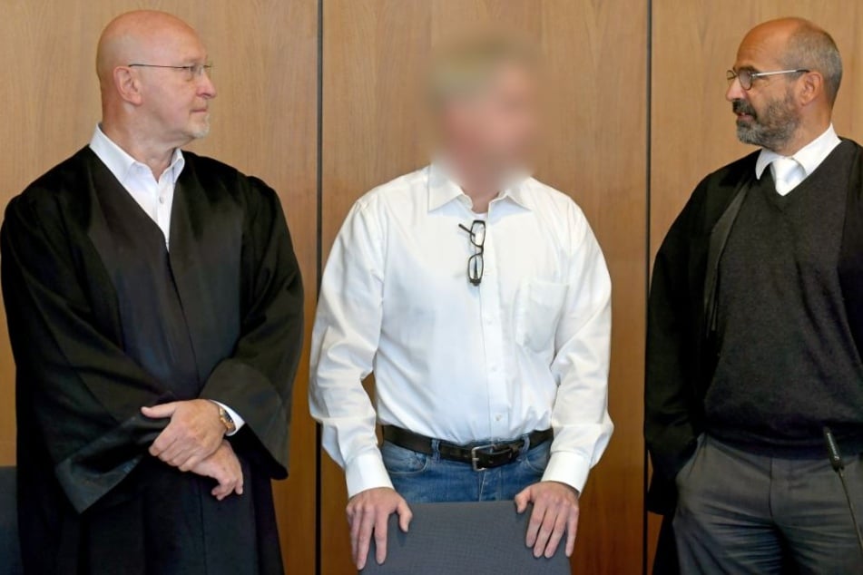 Die Verteidigern Matthias Doehring (l.) und Christoph Hessel (r.) unterstützen den angeklagten Handwerksmeister.