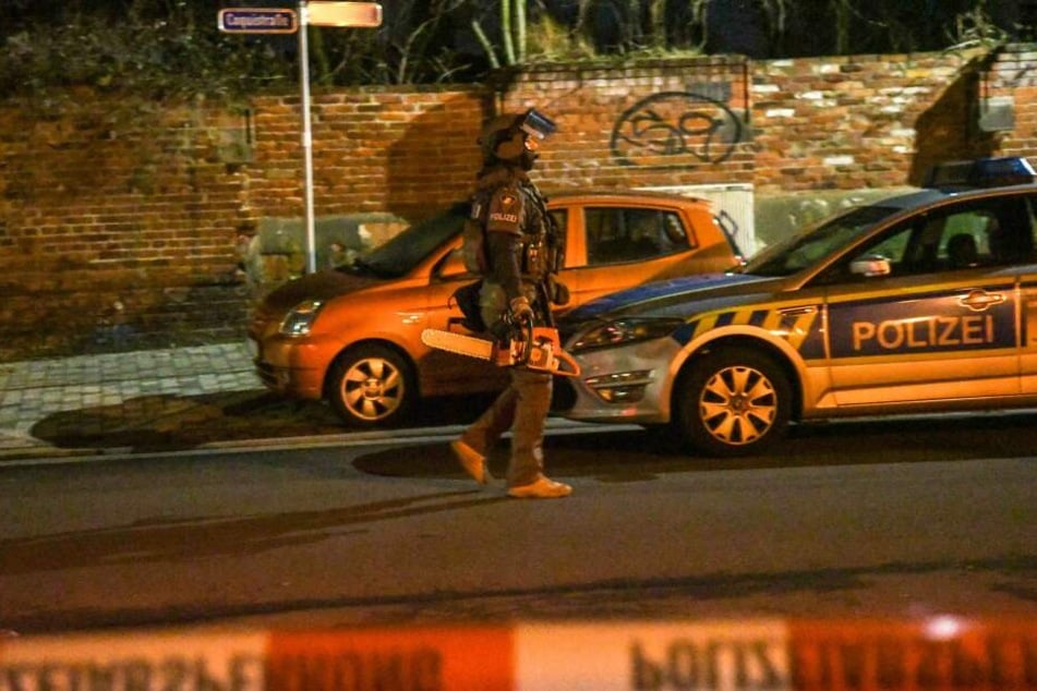 In einer Wohnung im Stadtteil Buckau soll es zu einem bewaffneten Überfall gekommen sein. Da nicht ausgeschlossen werden konnte, dass sich die Waffe oder sogar mehrere Waffen noch in der betroffenen Wohnung befindet, wurde das SEK gerufen.
