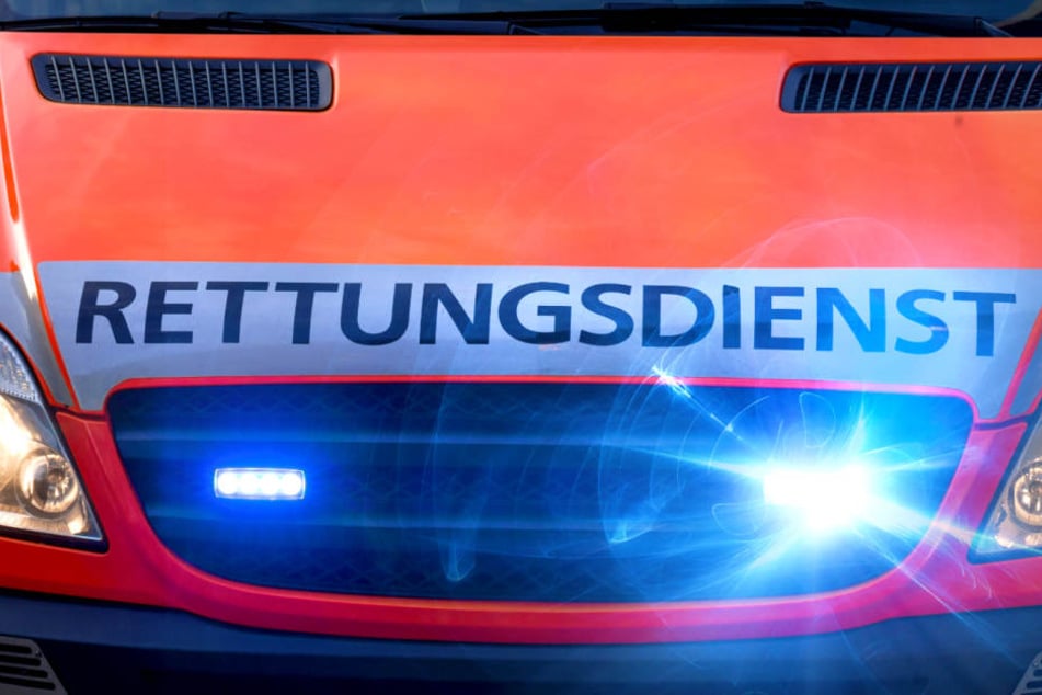 Eine 59 Jahre alte Frau musste nach einem schweren Verkehrsunfall ins Krankenhaus gebracht werden (Symbolbild).