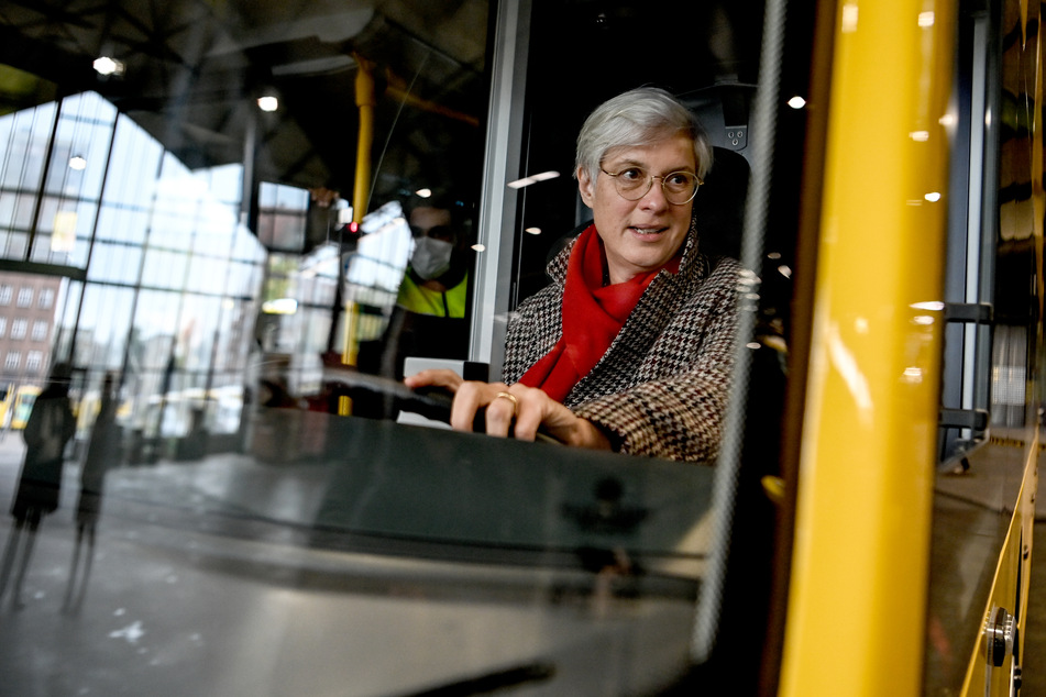 Jeden Tag haben sie Kontakt zu Hunderten Fahrgästen - doch das Infektionsrisiko für Beschäftigte im öffentlichen Nahverkehr erscheint gering.