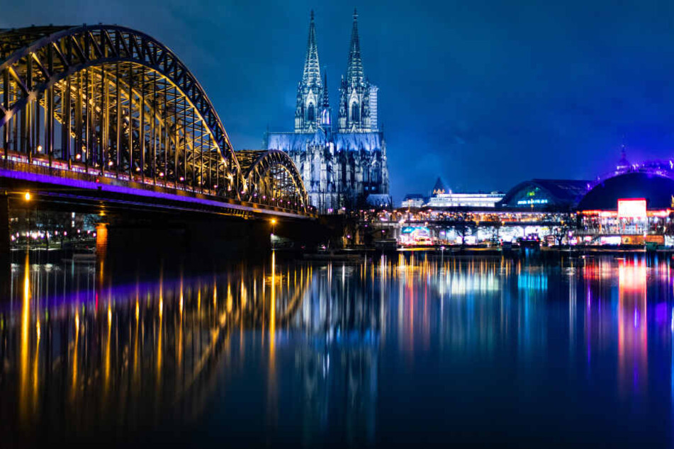 In der Kölner Altstadt wurden Touristen Opfer von falschen Polizisten. (Symbolbild)