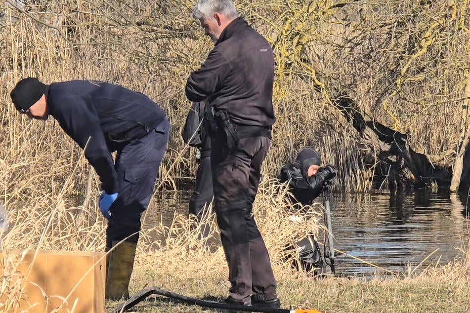 Die Polizei ist bei der Suche nach dem 24-Jährigen auch mit einem Polizeitaucher im Einsatz.