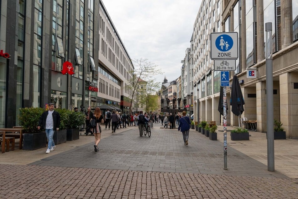 Die Einfahrt zur Grimmaischen Straße vom Augustusplatz ist nicht gesichert und somit frei zugänglich für Fahrzeuge.