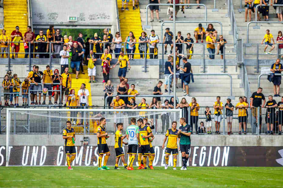 Auch der K-Block war bei der Generalprobe eher spärlich besetzt. Offiziell
10.035 Zuschauer waren im DDV-Stadion.