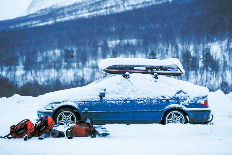 Nach dem Abgang einer Lawine im Norden Norwegens sucht die Polizei weiter nach vier vermissten Skifahrern.