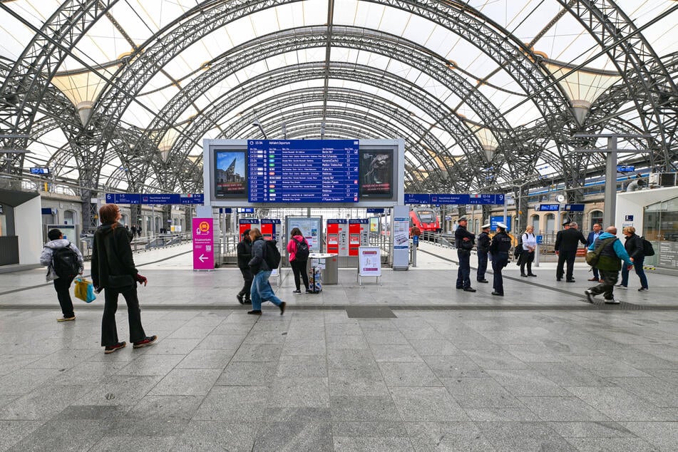 Aus dem Dresdner Hauptbahnhof ging es für die beiden Frauen hinter schwedische Gardinen in die JVA Chemnitz.