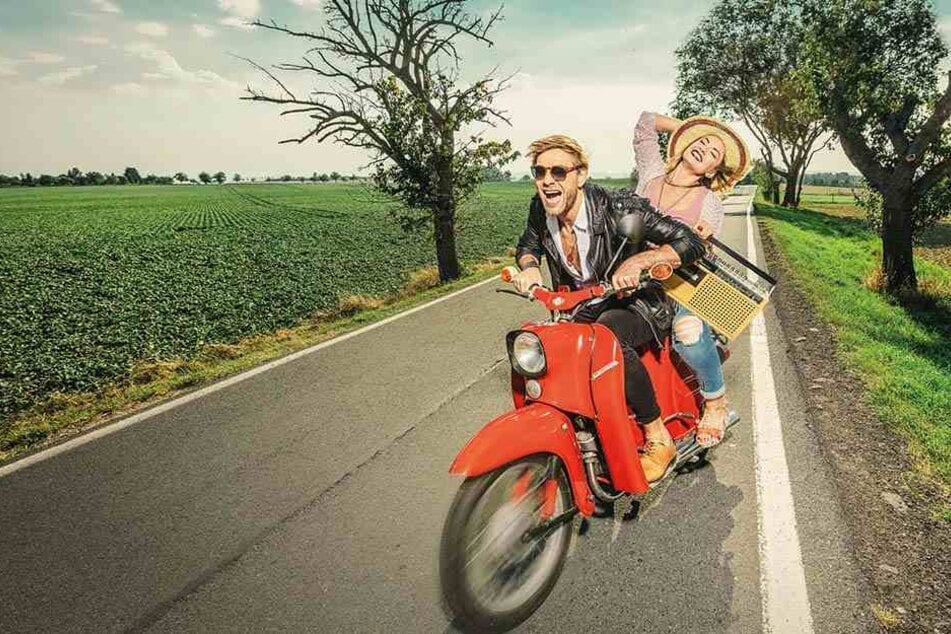 Gute Laune auf dem Motorroller - ein Sinnbild des heißen Sommers. Viele Stars werden zur Premiere der Show erwartet.