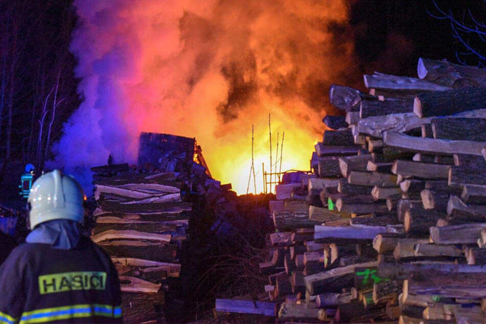 Den Einsatzkräften gelang, das Feuer zu löschen, bevor es sich weiter ausbreitete.