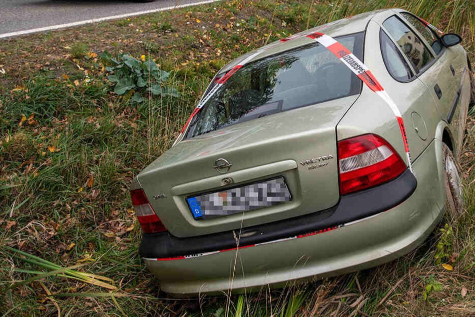Der Opel scheint sich in dem Graben regelrecht festgefahren zu haben.