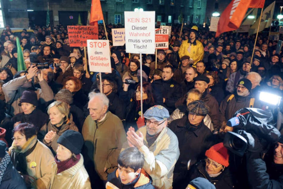 1. Februar 2010: Hunderte Gegner protestieren gegen den Baubeginn von Stuttgart 21.