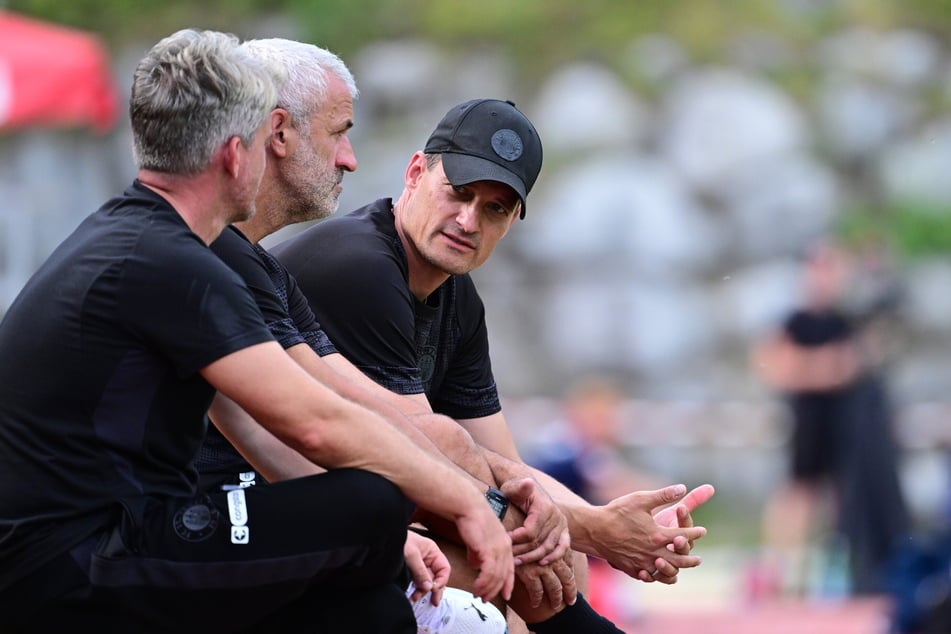 Alexander Blessin (r.) und sein Trainerteam - bestehend aus den Cos Peter Nemeth (M.) und Thomas Risch - wollen am Montagmorgen die Spielzüge vom Testspiel analysieren.