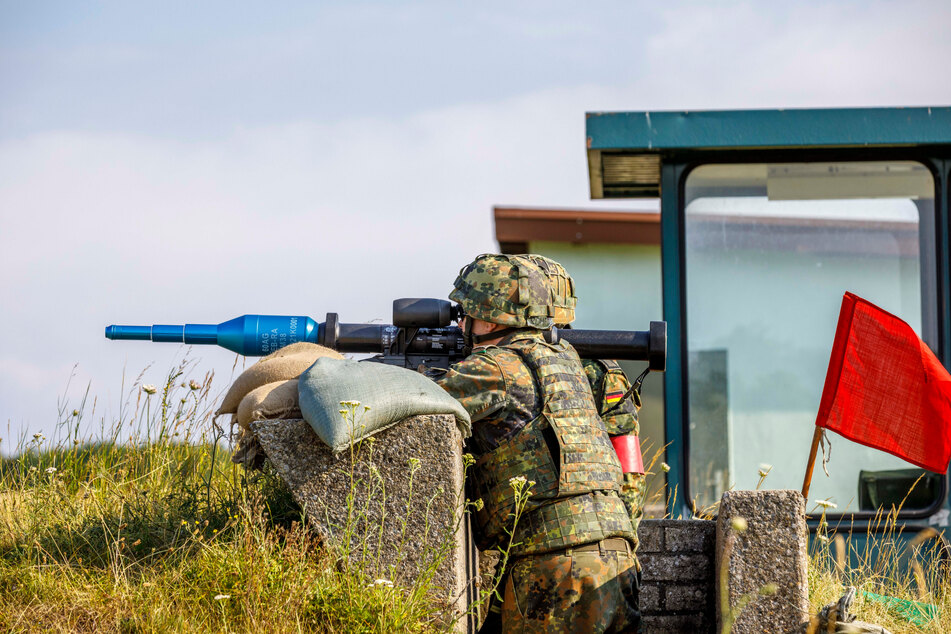 Ein Soldat bei einer Schießübung mit der Panzerfaust. Sachsen ist für die Bundeswehr ein stabiler Partner. Noch in diesem Jahr soll eine Entscheidung fallen zur Stationierung weiterer Truppen im Freistaat.