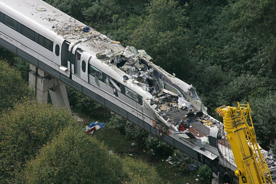 Mit völlig zerstörter Front steht das Wrack des Magnetschwebebahnzuges Transrapid 08 auf der Versuchsstrecke in Lathen (Kreis Emsland).