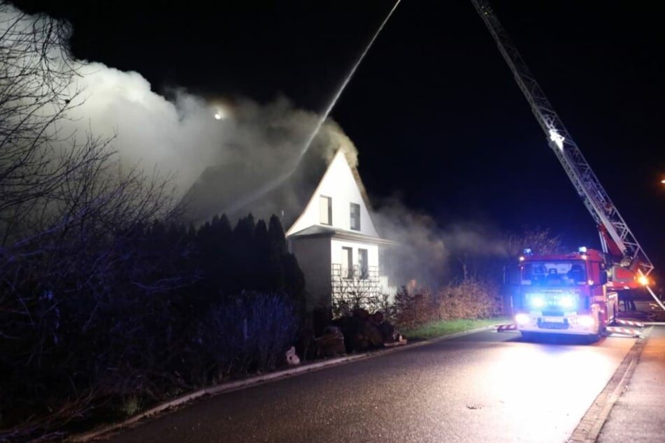 Die Identität des Mannes ist noch unklar. Das Haus wurde bei dem durch die Explosion verursachten Brand massiv beschädigt.