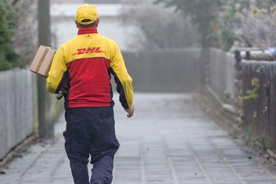 Ohne zu zögern stoppte der Bote seine Tour, um dem Mann zu helfen. (Symbolbild)