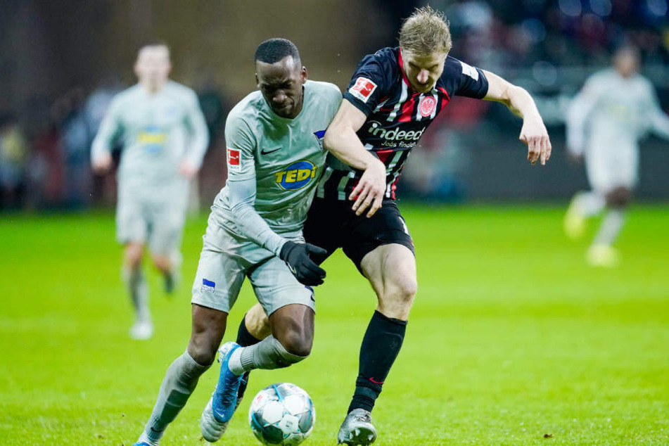 Bester Mann bei der Eintracht: Martin Hinteregger (r.) im Zweikampf mit Berlins Dodi Lukabakio.