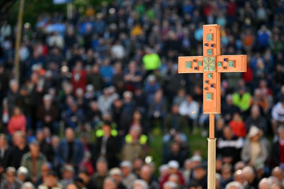 Zu der Wallfahrt an der Kirche Klüschen Hagis im katholisch geprägten Eichsfeld waren am Donnerstag nach Polizeiangaben etwa 8000 Menschen gekommen.