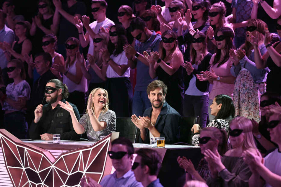 Das Rate-Team, Rea Garvey (l-r), Ruth Moschner, Max Giesinger und Collien Ulmen-Fernandes, steht in der neuen ProSieben-Show "The Masked Singer" im Studio.