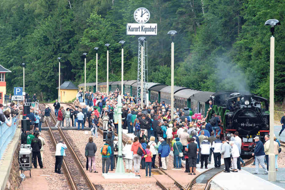 Großer Bahnhof bei der Schmalspurbahn in Kipsdorf.