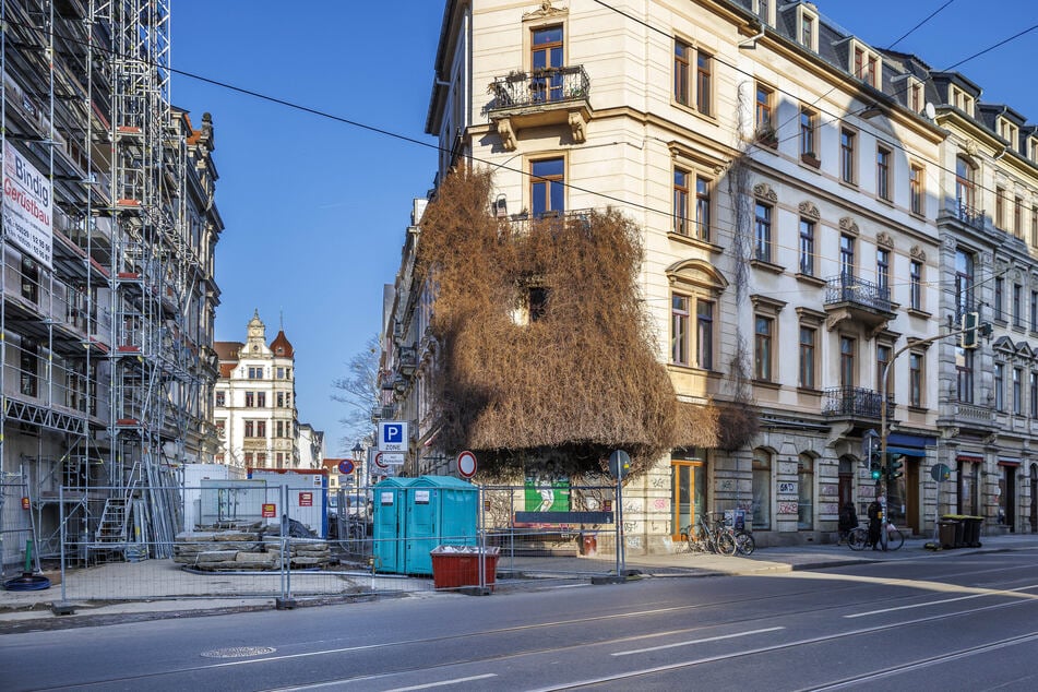 Noch bis Herbst war im Eckhaus an der Bautzner Straße Ecke Pulsnitzer das Café Neustadt. Nun eröffnet bald "Erika und Kurt".