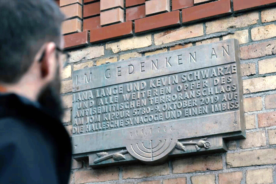 An der Synagoge in Halle erinnert eine Gedenktafel an die grausame Tat im Oktober 2019.