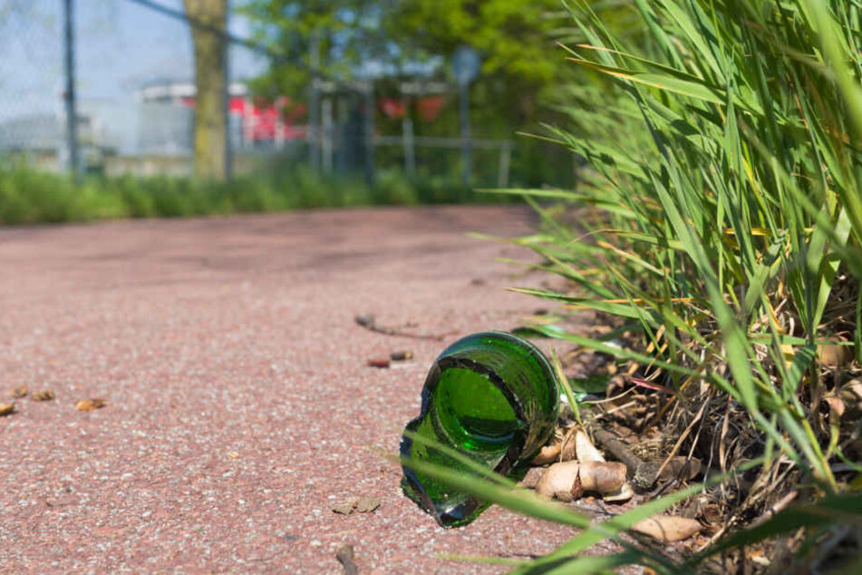 Mit einer Flasche stach der 18-Jährige zu. (Symbolbild)