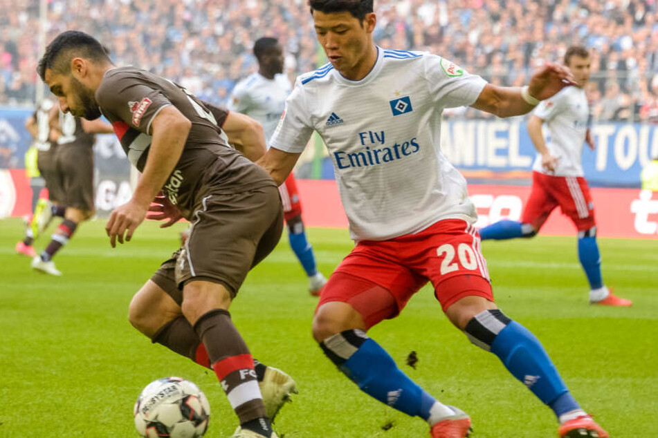 St. Paulis Cenk Sahin (l) und Hamburgs Hee Chan Hwang (r) im Duell.
