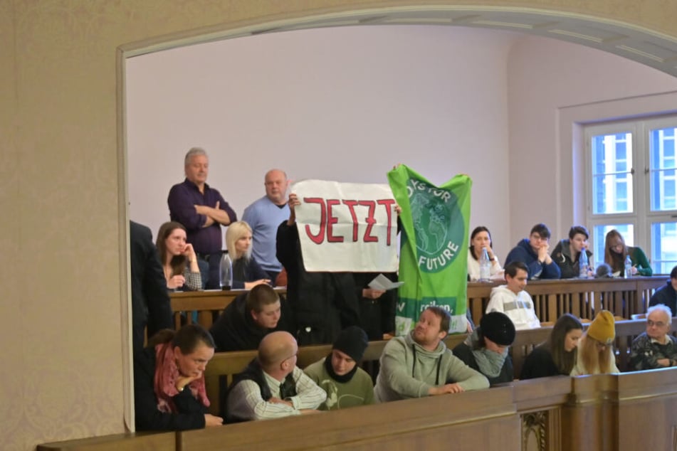 Während der Sitzung demonstrierte Fridays for Future im Chemnitzer Rathaus.