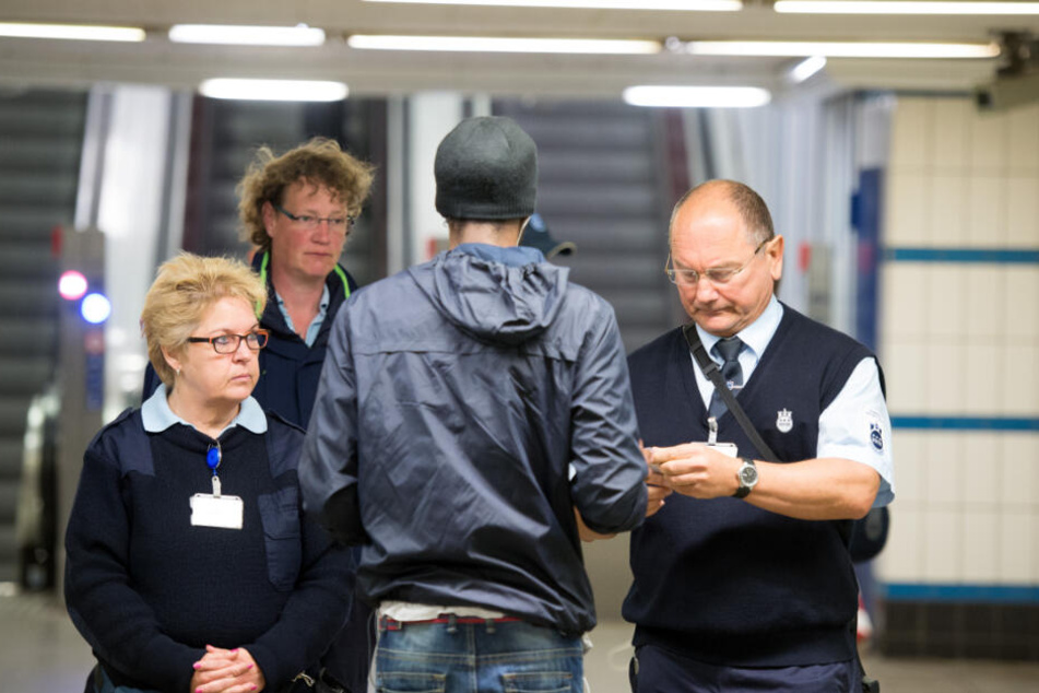 Mitarbeiter der Hochbahn kontrollieren, ob ein Mann ein gültiges HVV-Ticket hat. (Archivbild)