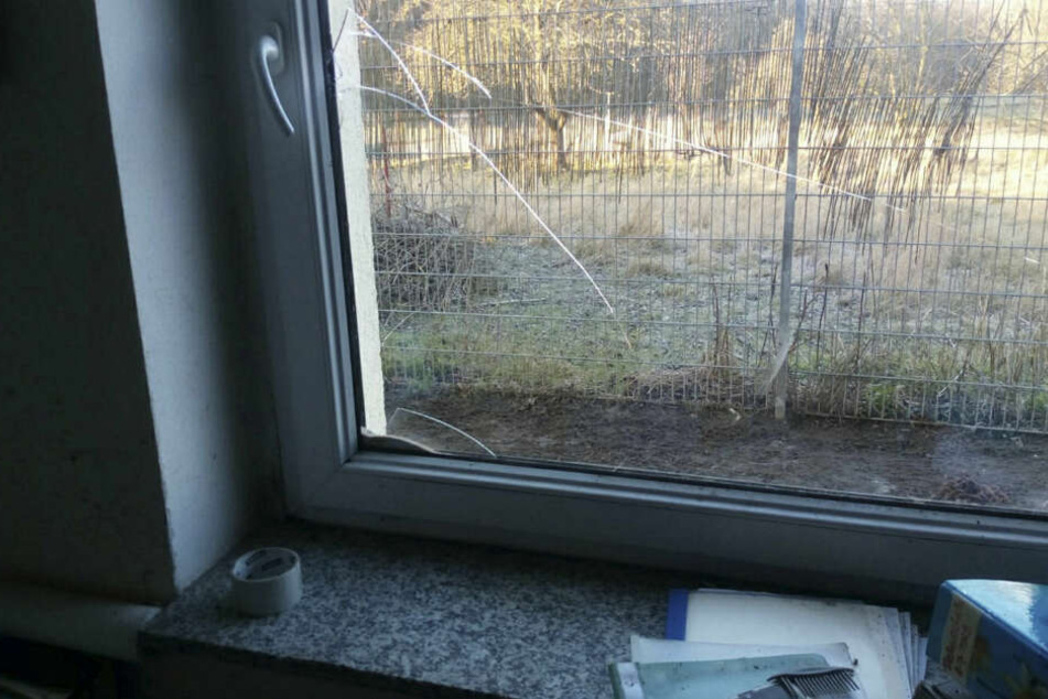 Dieses Fenster schlugen die Einbrecher ein und gelangten so in die Büros.