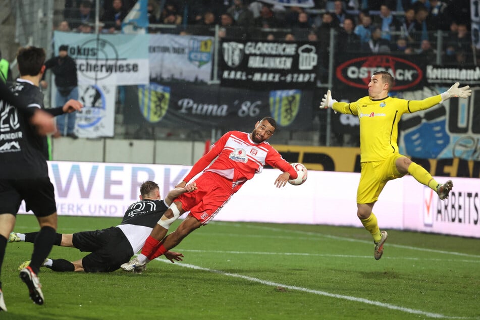 So hält ein Torwart seinen Kasten sauber: Daniel Adamczyk (r.) macht sich im Spiel beim HFC ganz groß.