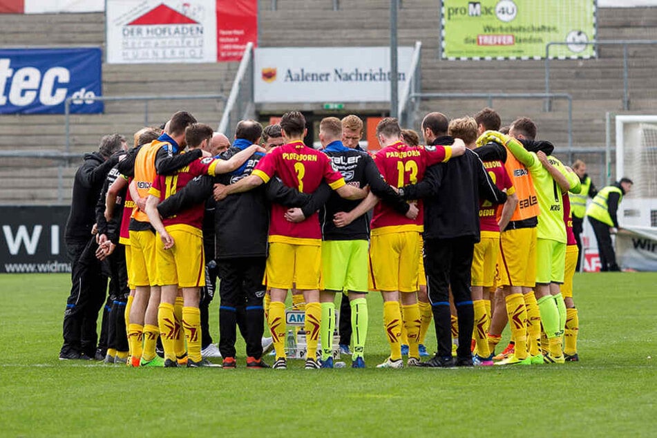 Das Ziel Klassenerhalt geht nur über Teamgeist - auch wenn Emmerling die Mannschaft scharf kritisiert.