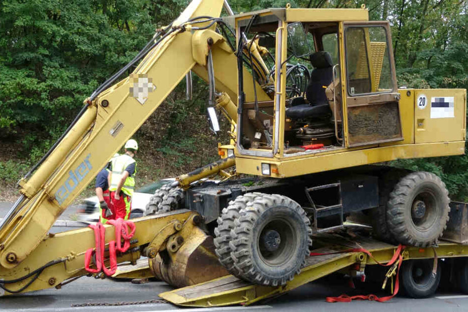 Der Bagger wurde bei der Kollision vom Auflieger gerissen.