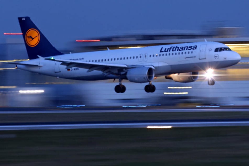Ein Airbus A320 landet am Flughafen Düsseldorf.