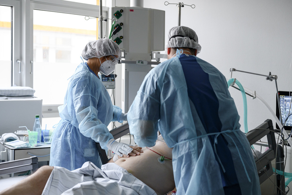 438 Betten sind belegt, 66 sind noch frei. 55 Corona-Patienten müssen den Zahlen zufolge in der Hansestadt intensivmedizinisch betreut werden.