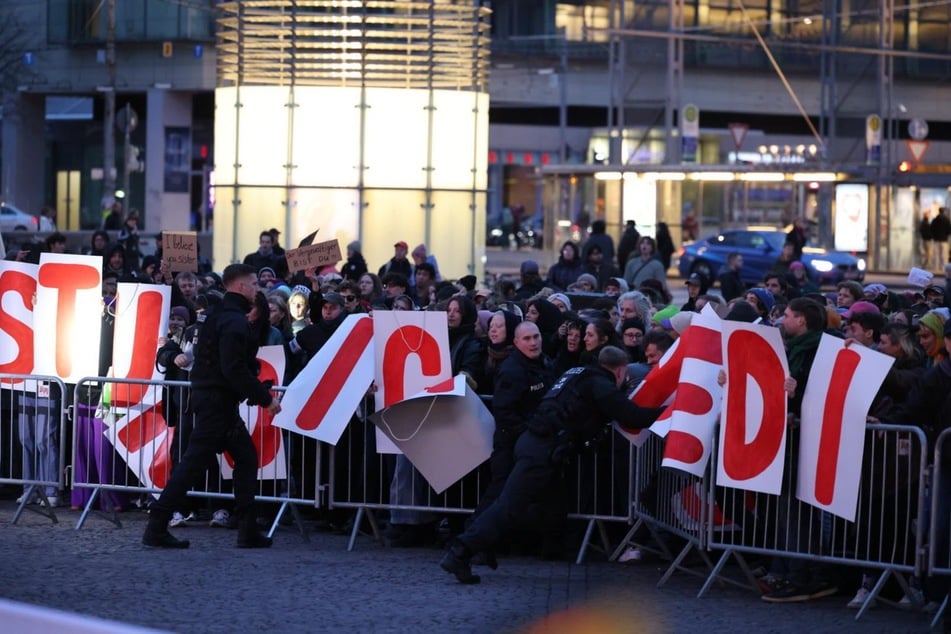 Die Polizei trennte die Demonstranten mittels Barrikaden von den Feierlichkeiten.