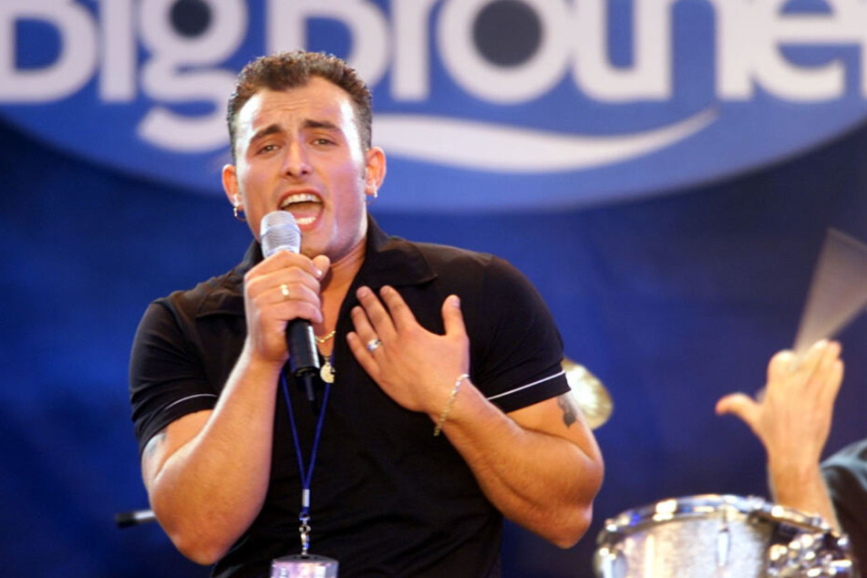 Zlatko Trpkovski singt am 09.06.2000 in Köln bei einer Party zum Finale der Fernsehshow "Big Brother". (Archivbild)