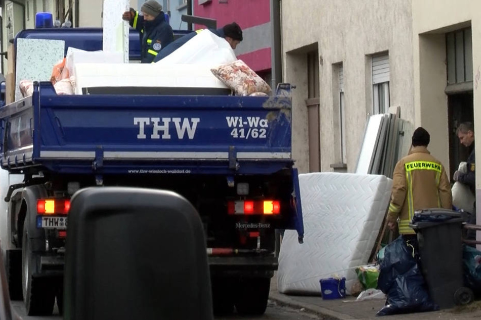 Bei der Durchsuchung entdeckten sie eine Kalaschnikow sowie Munition.