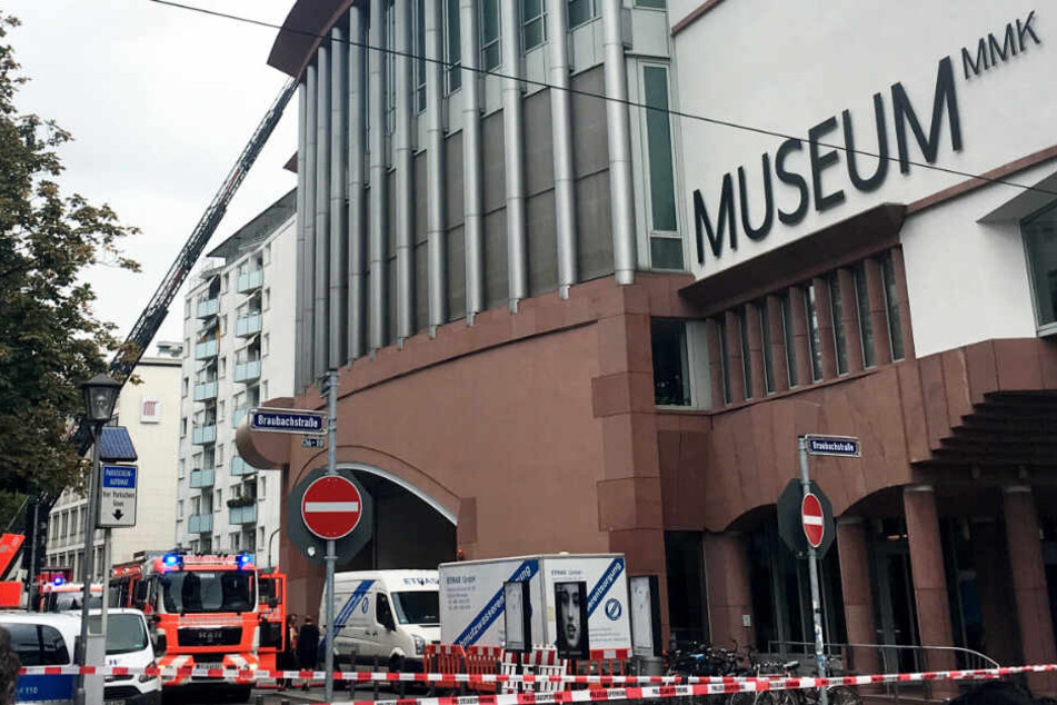 Das Bild zeigt links eine ausgefahrene Drehleiter der Feuerwehr beim Frankfurter MMK.