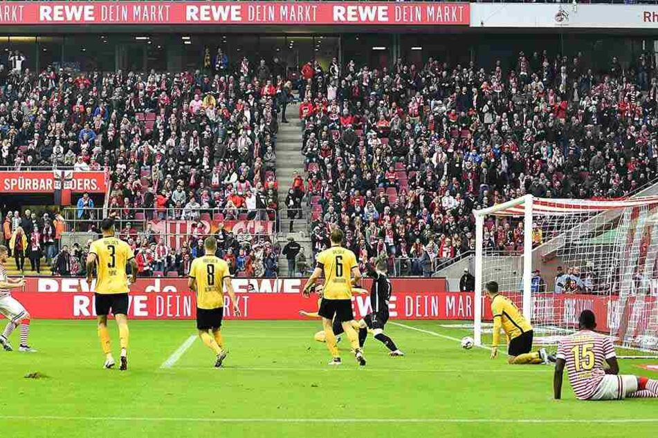Simon Terodde (li.) trifft zum 3:0 für Köln.