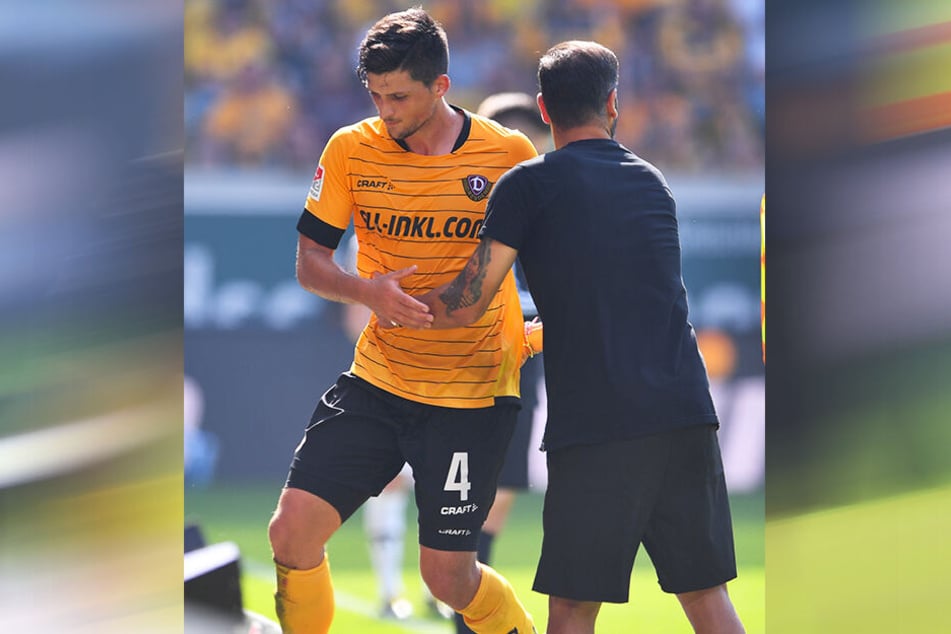 Jannis Nikolaou wird nach seinem Feldverweis vor zwei Wochen von Trainer Cristian Fiel getröstet.
