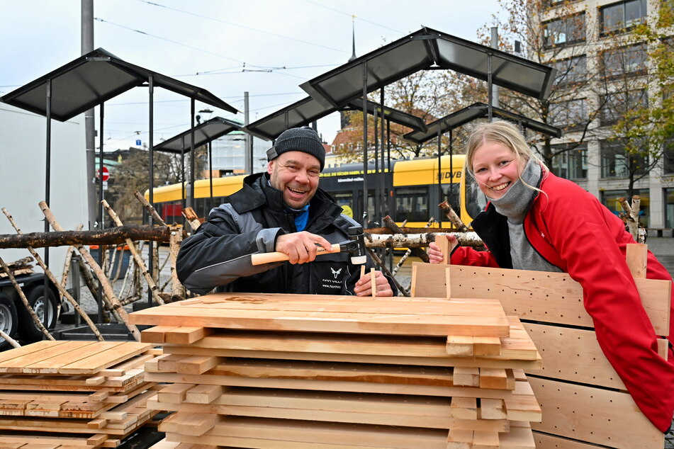 Mika (50) und Olga Vallin (30) bereiten die Holzplatten für den Flammlachs vor.