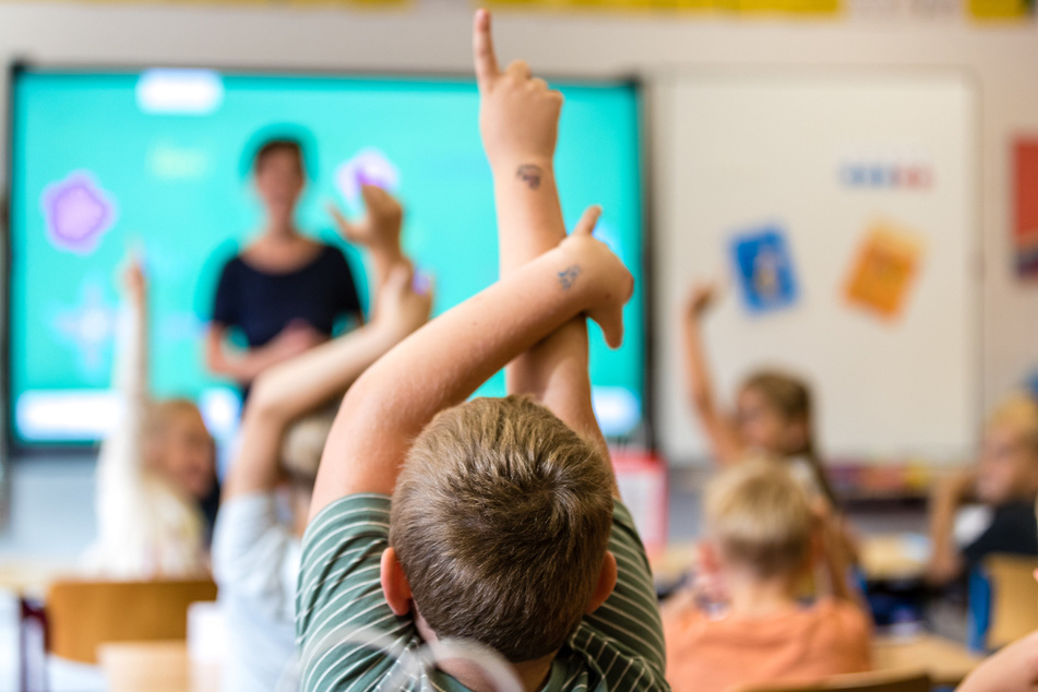 Alle Hände hoch! So stellen sich das Eltern und Lehrer vor: Wissbegierige Kinder, die sich mit Freude am Unterricht beteiligen. (Archivbild)