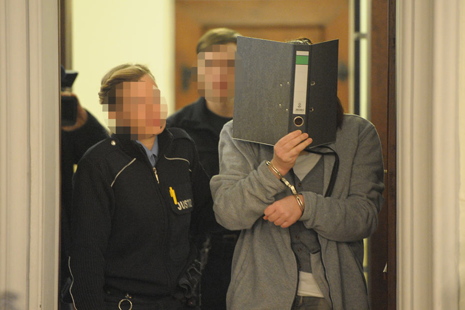 Anja G. (31) verdeckt ihr Gesicht, als sie den Gerichtssaal am Landgericht betritt. Unter Tränen schilderte sie die Vorfälle, die zum Tod ihres fünften Babys führten.