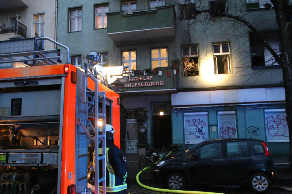 Ein Einsatzwagen der Feuerwehr steht vor dem Haus in Berlin.