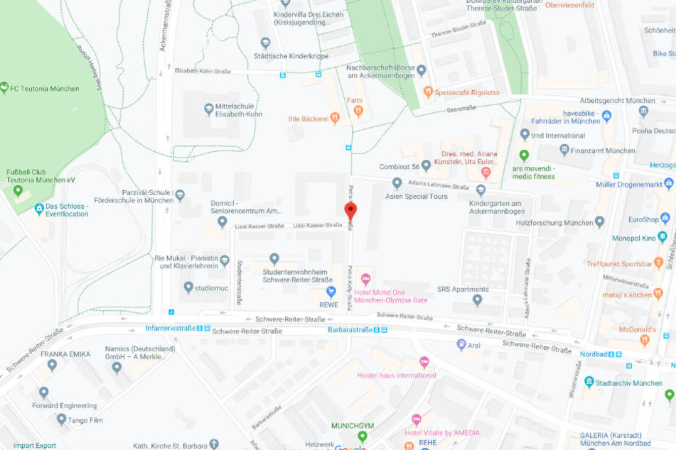 Das kleine Mädchen wurde in einem Hinterhof in der Petra-Kelly-Straße im Münchner Stadtteil Schwabing entdeckt.