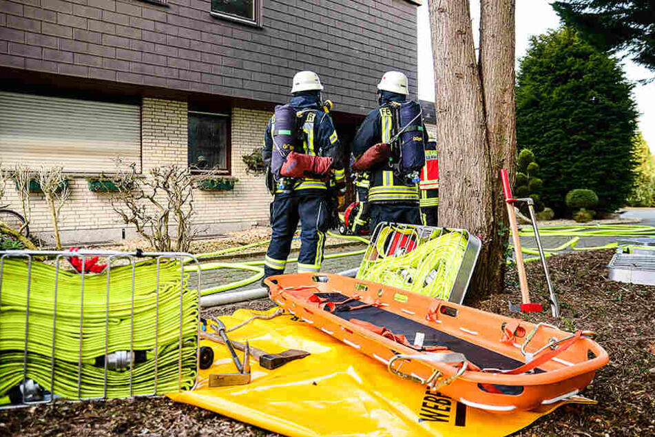 Wegen des starken Qualms musste die Feuerwehr mit Atemschutz arbeiten.