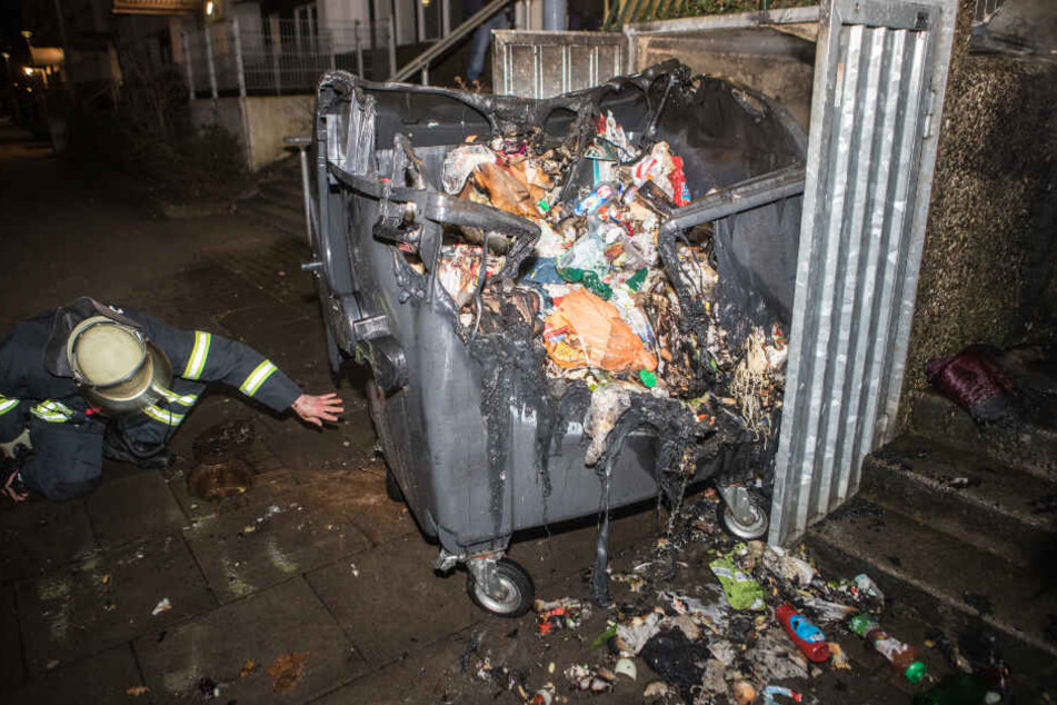 Ein Feuer zerstörte den Mülleimer.