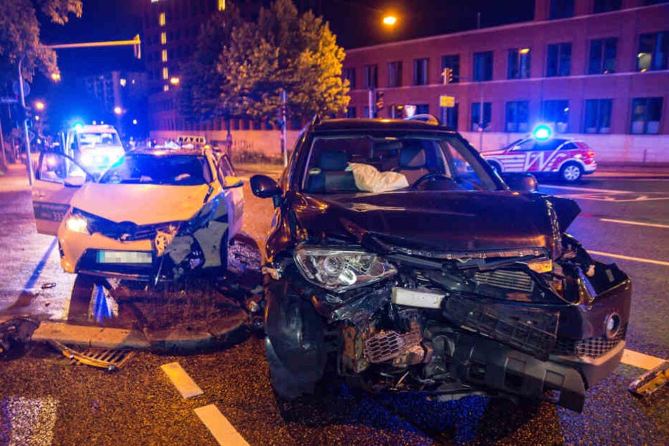 Der Chevrolet knallte auf der Kreuzung mit dem Taxi zusammen.
